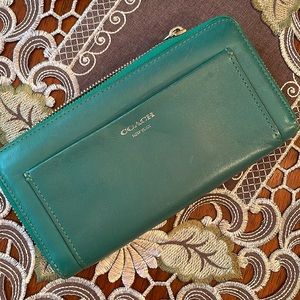 Beautiful Green Coach Zippy Wallet